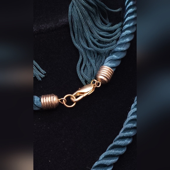 Emerald Green / Goldtone woven rope tassel necklace and green stone earrings - Picture 10 of 11